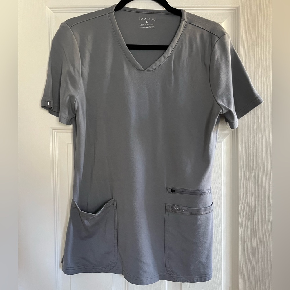 Jaanuu Women’s 4-Pocket Scrub Top in Gray. Size medium